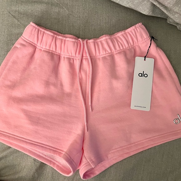 Alo yoga sweet pink accolade shorts 🎀 - Picture 3 of 3